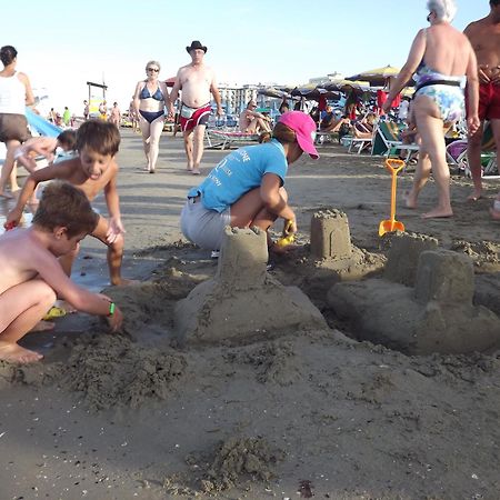 Hotel Atmosfere Beach Cesenatico Esterno foto